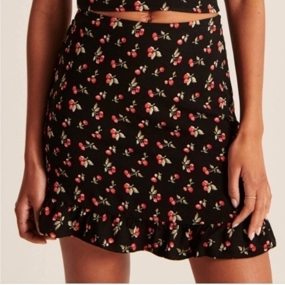 NWT Abercrombie&Fitch Cherry print Mini Skirt Small Black - Picture 1 of 4